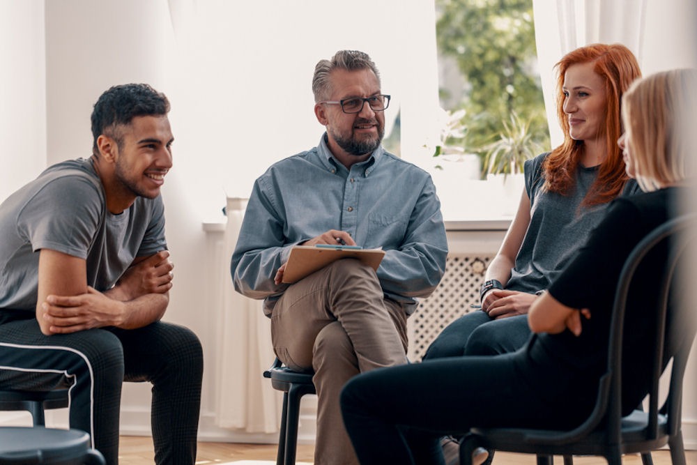 Focus group for addiction led by middle-aged therapist